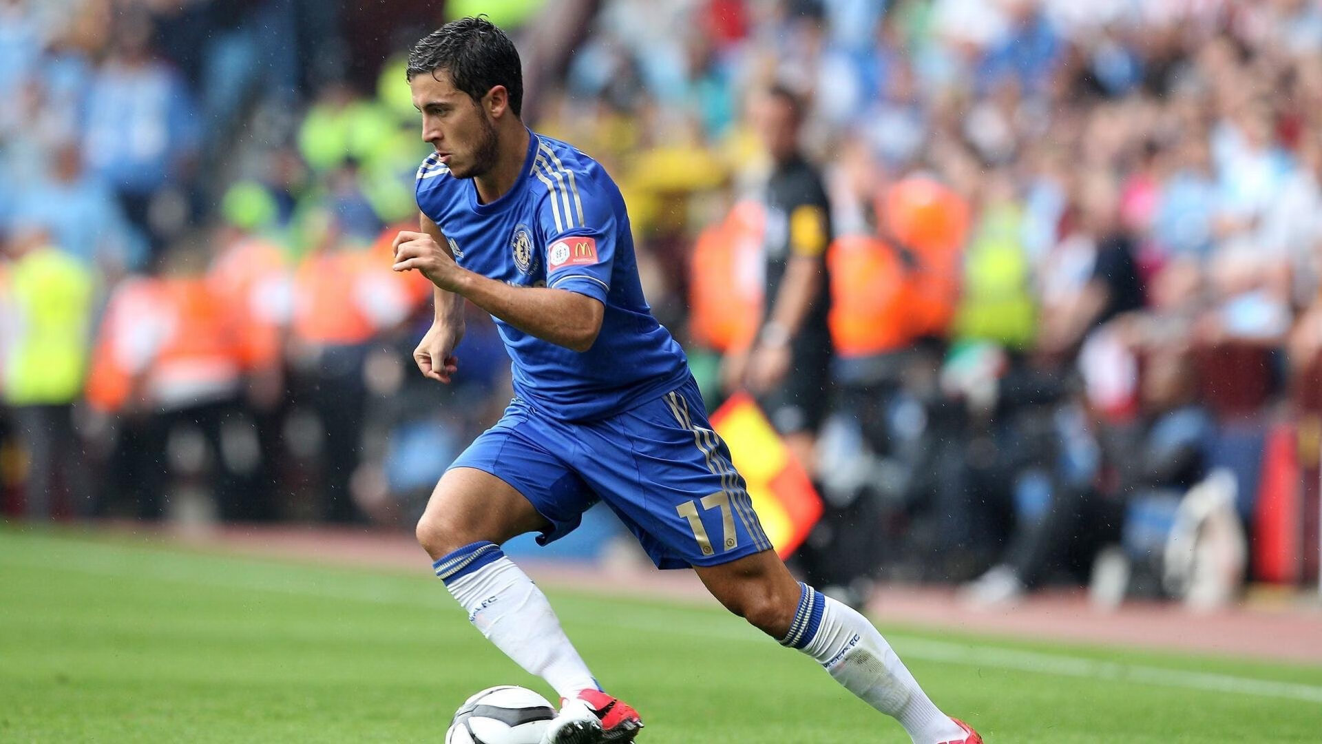 赛道与绿茵场，当阿坎吉在F1街道赛防守阿尔及利亚