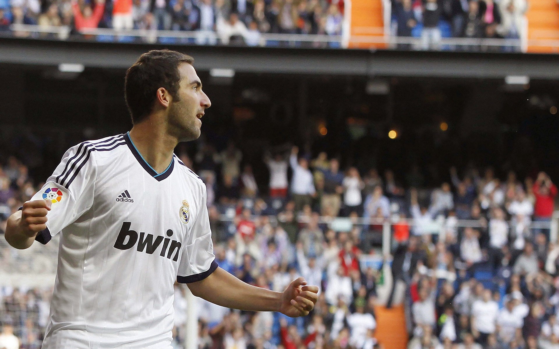 赛道与绿茵场，当阿坎吉在F1街道赛防守阿尔及利亚